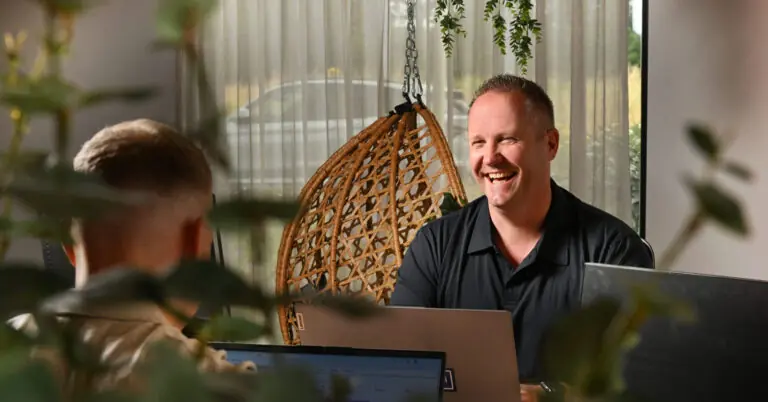 Lachende technicus van Etmaal aan het werk op locatie